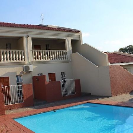 Flamboyant Guest Lodge Joanesburgo Exterior foto